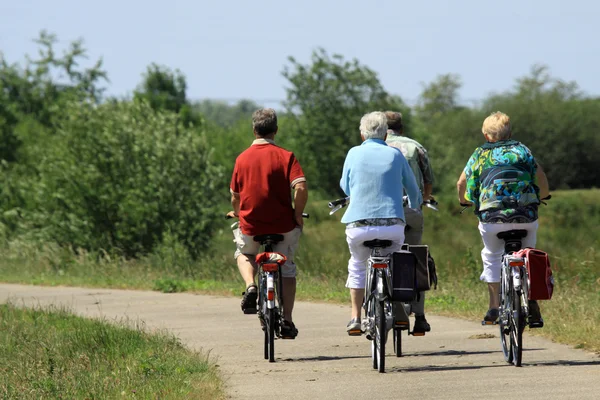 Människor cykling i naturen — Stockfoto