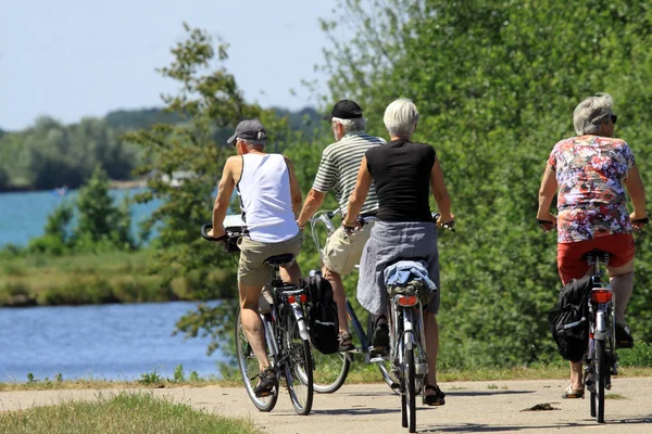 Le persone in bicicletta nella natura — Foto Stock