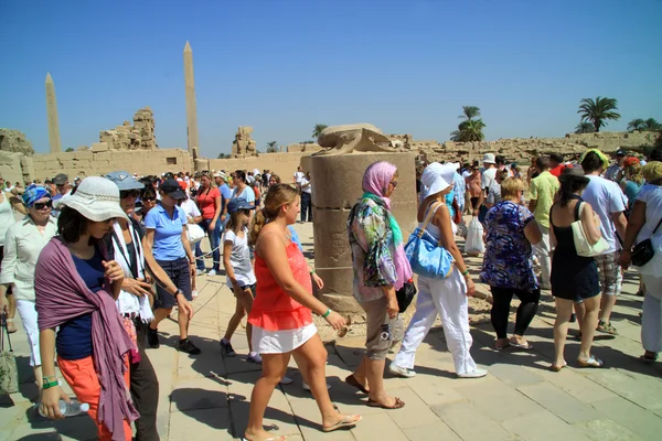 Tourists walk to the scarab beetle for luck — Stock Photo, Image