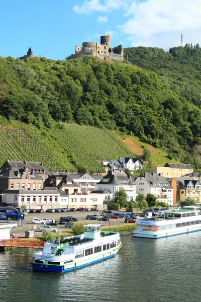 Castelo e fortalezas ao longo do revisor Mosel — Fotografia de Stock