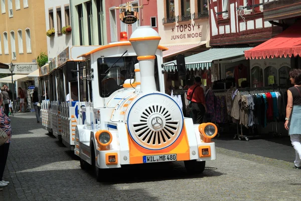 Con el tren turístico por las antiguas calles — Foto de Stock