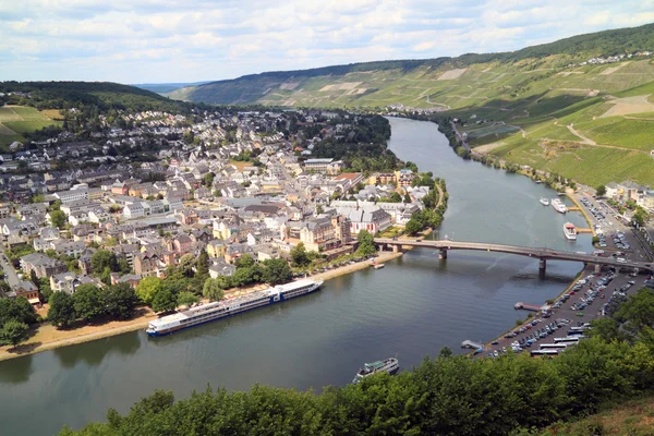 De moezel rivier en de oude kleine stad bernkastel-kues — Stockfoto