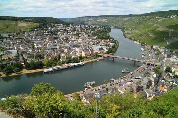 Moezel rzeki i stare miasto mieście bernkastel-kues — Zdjęcie stockowe