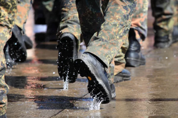 Marcherende soldaten — Stockfoto