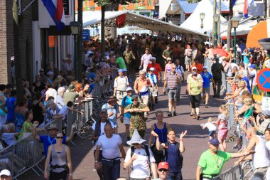 Her yıl yinelenen bir büyük yürüyen olay,