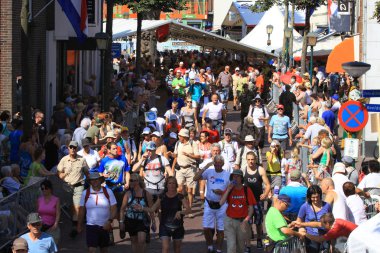 Her yıl yinelenen bir büyük yürüyen olay,