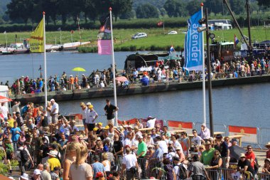 Her yıl yinelenen bir büyük yürüyen olay,