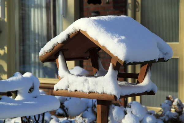 Alimentatore di uccelli nevicato — Foto Stock