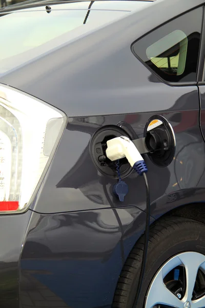 Electric car at charge point — Stock Photo, Image