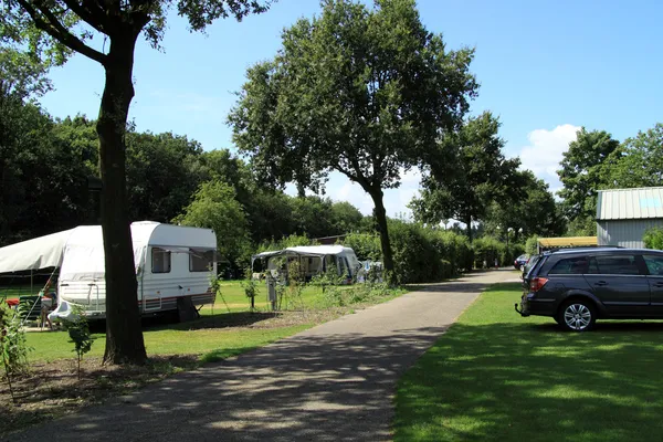 Vacaciones de camping en la naturaleza — Foto de Stock