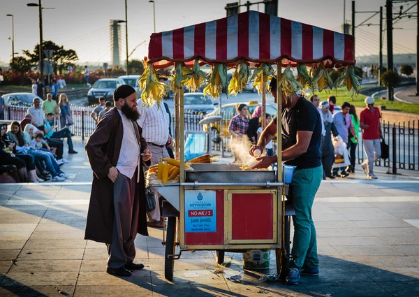 Maíz de vendedor antes de la nueva mezquita —  Fotos de Stock