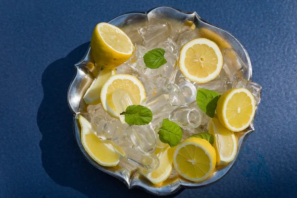 Lemon on ice — Stock Photo, Image