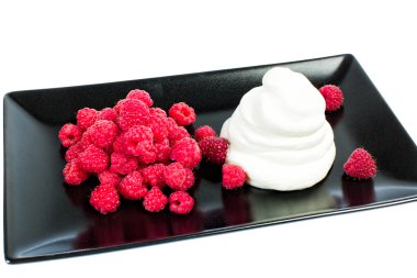 Ahududu ile krem şanti