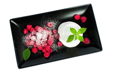 Ahududu ile krem şanti