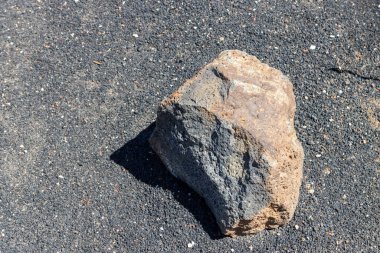 Volkanik Lanzarote adasının lav kayaları ve kumları