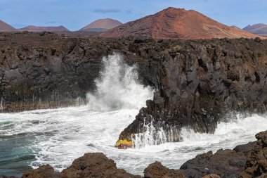 Atlantik Okyanusu 'ndaki Kanarya Adaları, Lanzarote adasındaki Los Hervideros uçurumları