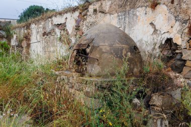 İtalya 'nın Sardunya adasında geleneksel fırını olan terk edilmiş eski bir ev.