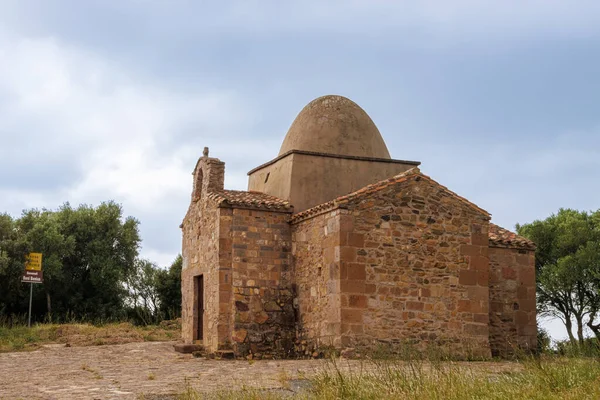 İtalya 'nın Sardunya adası Nuxis köyünün üstündeki tepedeki şapel.
