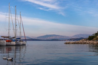 Yunanistan 'ın Korfu adasındaki Kassiopi limanı