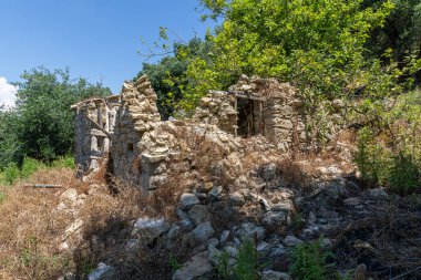 Yunanistan 'ın Korfu adasındaki Afionas yakınlarındaki eski bir evin kalıntıları