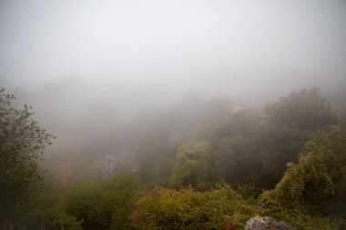 Yunanistan 'ın Korfu adasındaki Pantokrator Dağı' nın altındaki bulutlarda manzara