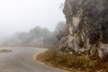 Yunanistan 'ın Korfu adasındaki Pantokrator Dağı' nın altındaki bulutlarda manzara