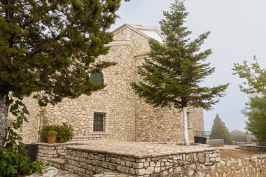 Yunanistan 'ın Korfu adasındaki Pantokrator Manastırı' nın avlusu