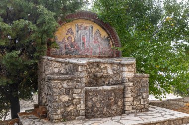 Yunanistan 'ın Korfu adasındaki Pantokrator Manastırı' nın avlusu