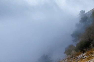 Yunanistan 'ın Korfu adasındaki Pantokrator Dağı' nın altındaki bulutlarda manzara