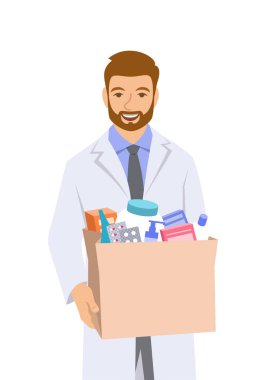 Beyaz önlüklü genç bir eczacı elinde ilaç ve eczaneden alınan diğer malzemelerle dolu bir kesekağıdı tutuyor. Erkek eczacı siparişi alıcıya verir. Eczane çalışanı beyazda izole edilmiş.