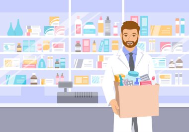Beyaz önlüklü genç bir eczacı eczanede elinde ilaçlarla rafların önünde duruyor. Dost canlısı eczacı siparişi alıcıya verir.