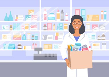 Beyaz önlüklü siyahi kadın eczacı eczanede elinde ilaçlarla rafların önünde duruyor. Kadın dispanser satıcısı siparişi alıcıya verir.