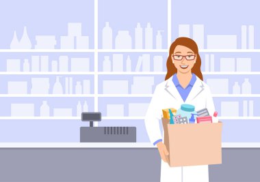 Beyaz önlüklü genç bir kadın eczacı eczanede elinde ilaçlarla rafların önünde duruyor. Kadın dispanser satıcısı siparişi alıcıya verir.