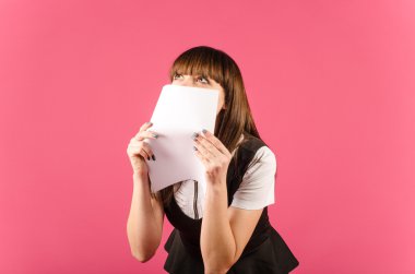 Sıkı iş elbiseli kız onun ağız belgeleri kapsamaktadır.