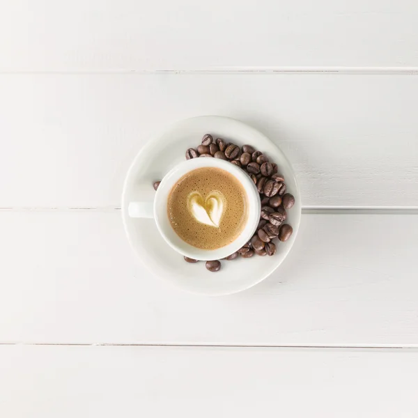 Vista dall'alto tazza di caffè fagioli bianchi — Foto Stock