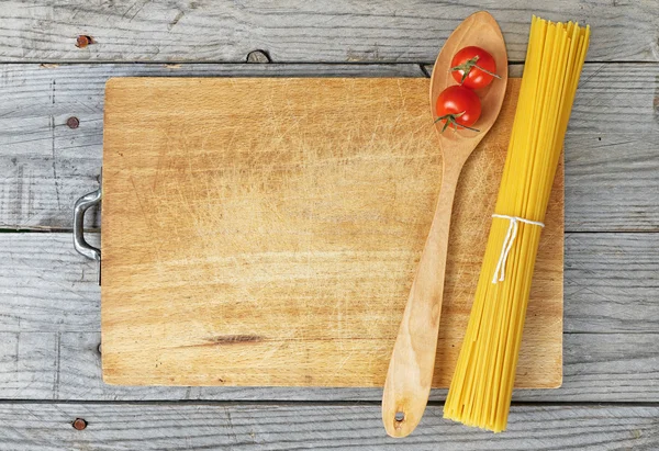 Pasta spaghetti cucchiai pomodori — Foto Stock