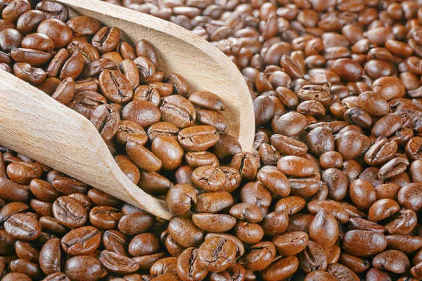 Wood scoop coffee beans — Stock Photo, Image