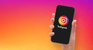 Kadın akıllı telefonu Instagram logosu ile vektör biçiminde tutuyor