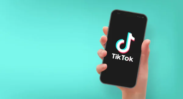 Frau Hält Smartphone Mit Logo Tiktok Der Hand Vektorformat — Stockvektor