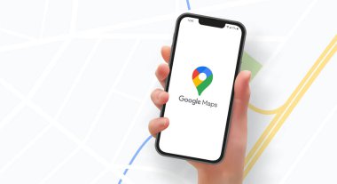 Logo uygulamalı akıllı telefonu tutan kadın vektör biçiminde Google Maps kullanıyor