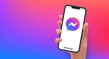 Logo uygulamalı akıllı telefonu tutan kadın taşıyıcı biçiminde ulak