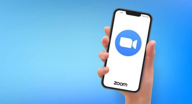 Akıllı telefonu elinde tutan kadın logo uygulaması vektör biçiminde yakınlaştır