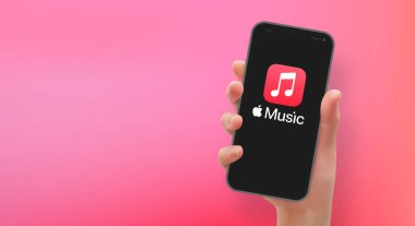 Kadın akıllı telefonu Apple müzik logosuyla vektör formatında tutuyor.