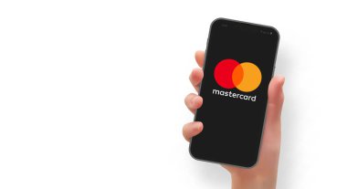 Akıllı telefonu elinde vektör formatında, logo Mastercard ile tutan kadın