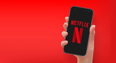 Netflix logosu olan akıllı telefonu vektör biçiminde tutan kadın