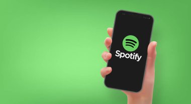 Akıllı telefonu logo ile tutan kadın vektör formatında Spotify