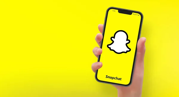 Mujer Mano Sosteniendo Teléfono Inteligente Con Aplicación Logo Snapchat Formato — Archivo Imágenes Vectoriales