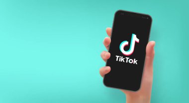 Kadın akıllı telefonu TikTok logosuyla vektör biçiminde tutuyor.