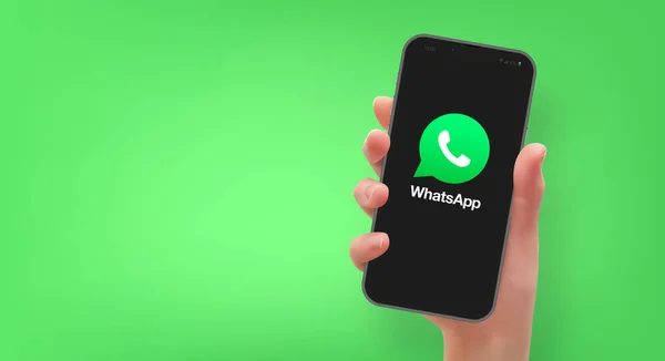 Donna Mano Che Tiene Smartphone Con Logo Whatsapp Formato Vettoriale — Vettoriale Stock