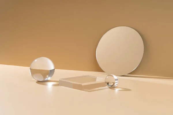 Cilt bakımı ve kozmetik ürünleri çevrimiçi pazarlama için stand fotoğrafçılığı kristal küre aynası ve bej arka planda kristal stand içerir